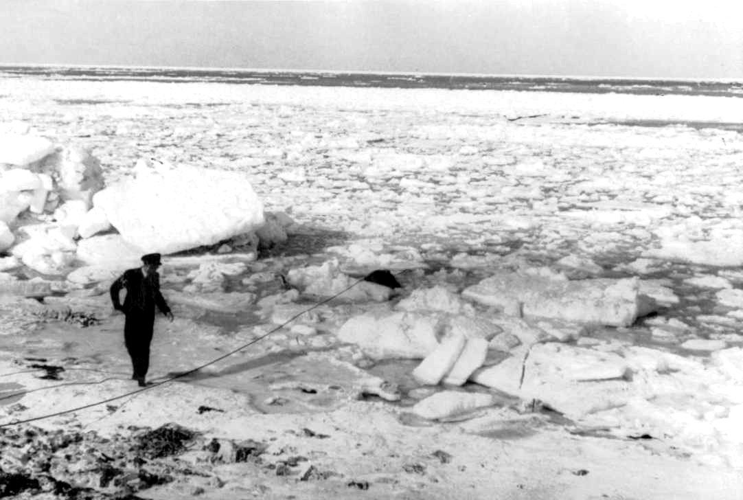 Minröjning på Ön utsikt från kontorsf6nstret 1940 talet 1