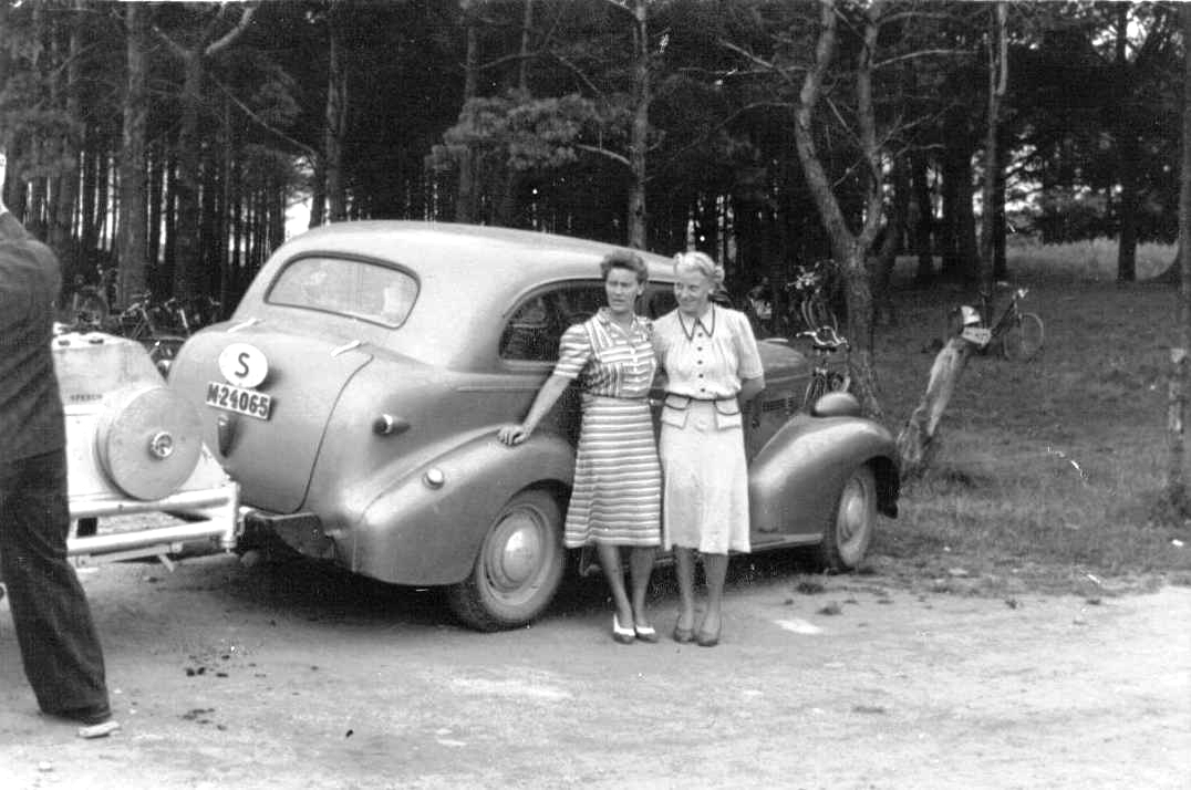 Utflykt med gengasbil Chevrolet 1940 talet 1